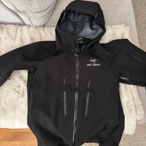 Arcteryx Jacka - Säljer min Arcteryx jacka eftersom jag inte använder den så ofta. Storlek S. Har även kvar tags för den