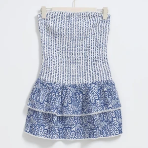 Blåvit axelbandslös kortklänning - Supersöt axelbandslös kortklänning från Ginatricot i storlek 170💙🤍Jättefin till sommaren. Använd 1-2 gånger, så inga tydliga deffekter! Köptes för 350kr, säljer för 199!