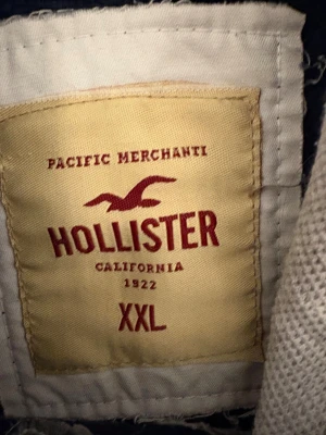 Hollister hoodie - Urfet vintage hoodie från hollister, står XXL men är som en S möjligtvis en mindre M. Pris kan diskuteras 😊