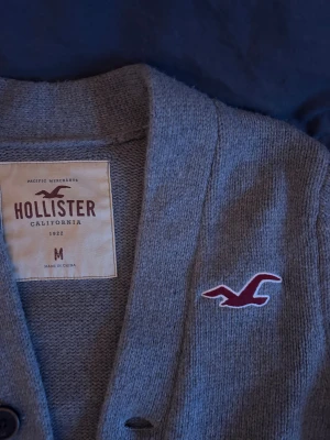 Grå kofta från Hollister  - Säljer nu denna feta tröja från hollister! Tröjan sitter i storlek M, som mig som är i längden 182 är den lite för liten men gillar du lite tightare tröjor gillar du nog den här! Hör av er vid funderingar och kan också gå ned lite i pris.