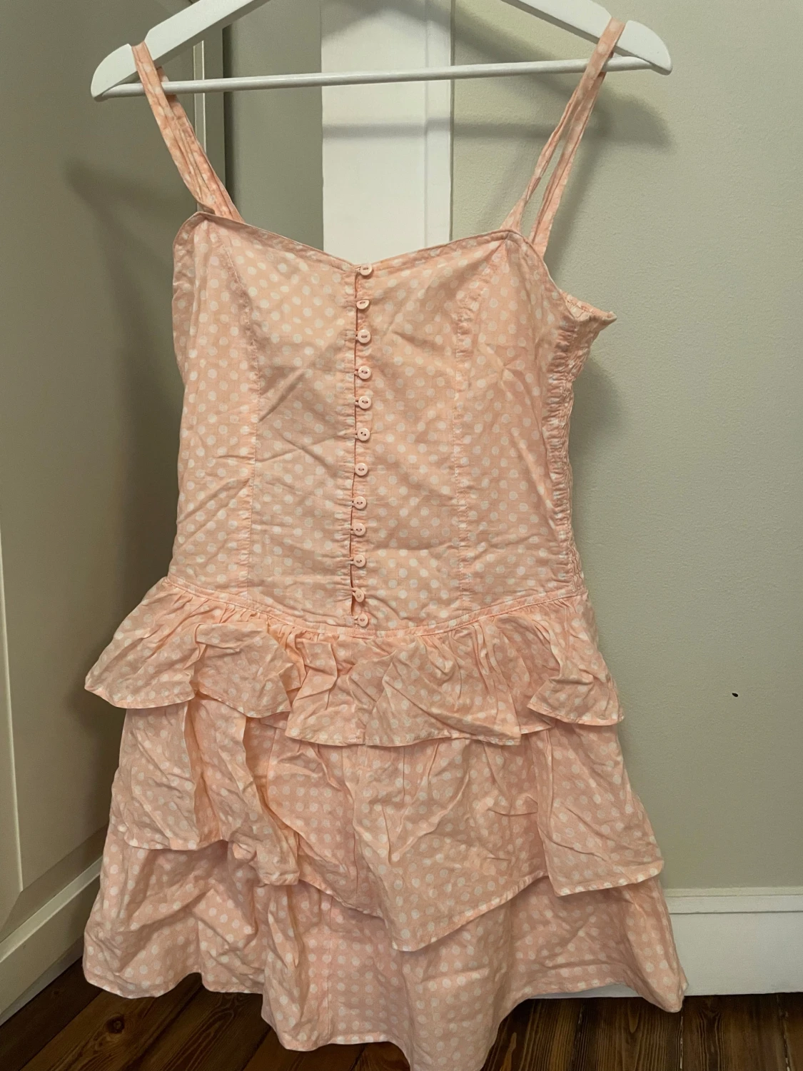 Ljusrosa prickig volangklänning