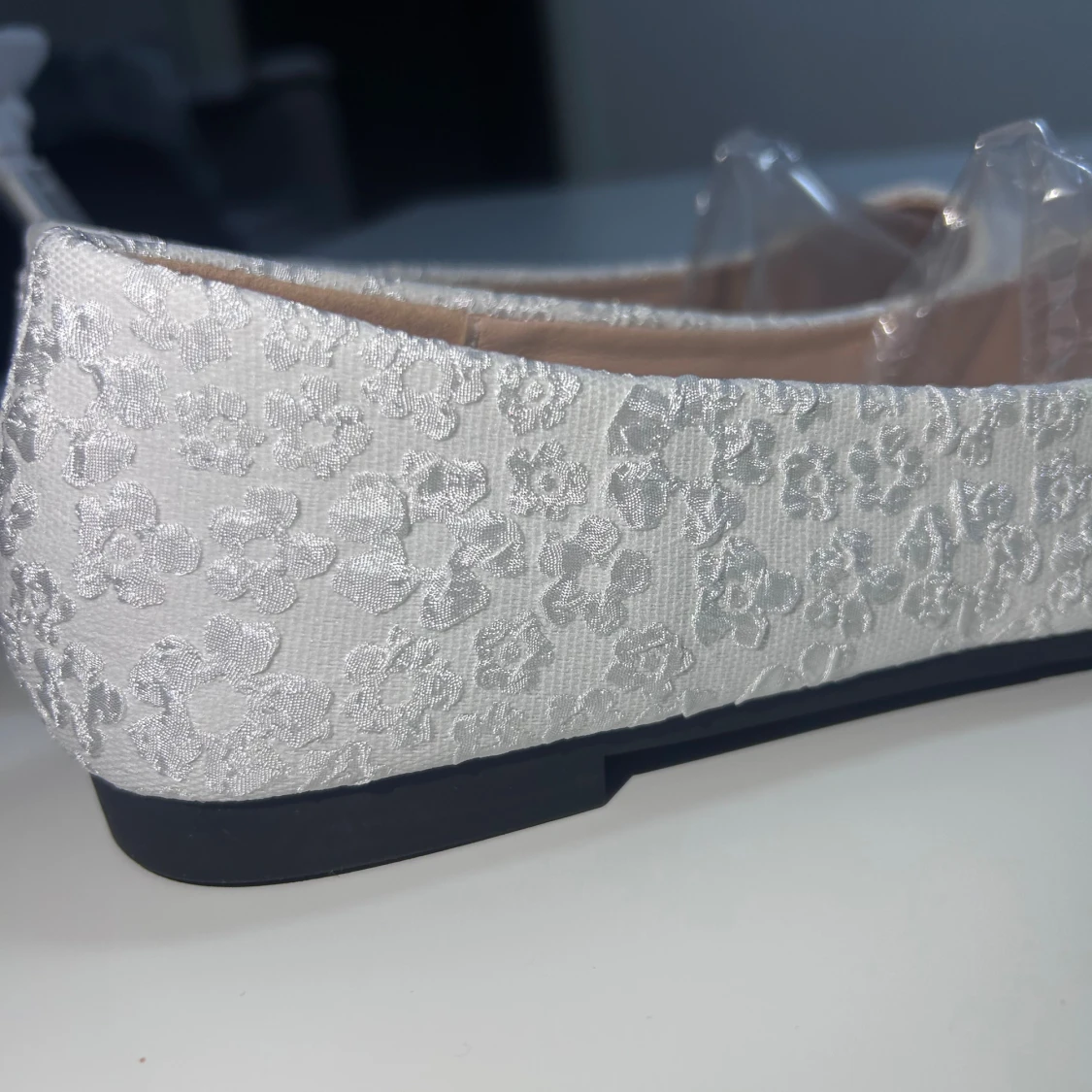 Vita ballerinaskor med blommigt mönster - 1