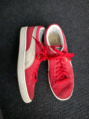 Röda Puma sneakers  - Röda puma sneakers i bra skick!