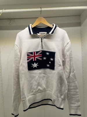 AUSTRALIAN PRINT HOLEBROOK HALF ZIP - Skrynklig på bild men väl använd. Det är bara att slå en pling om du vill ha mer bilder eller andra frågor 🤙🏽
