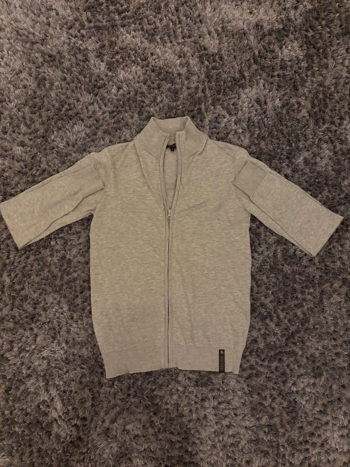 Grå kofta med dragkedja från Indicode