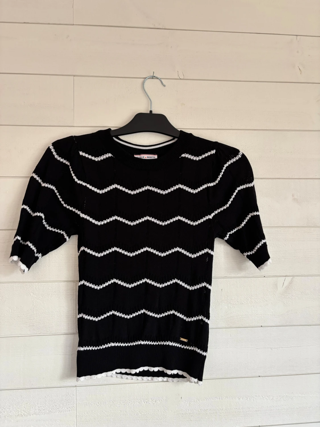 Svart stickad topp med vita ränder - 1