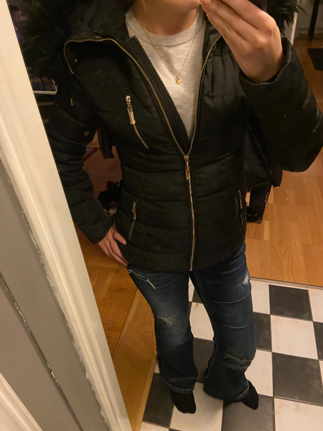 Svart pufferjacka med fuskpäls från Roco Baroco