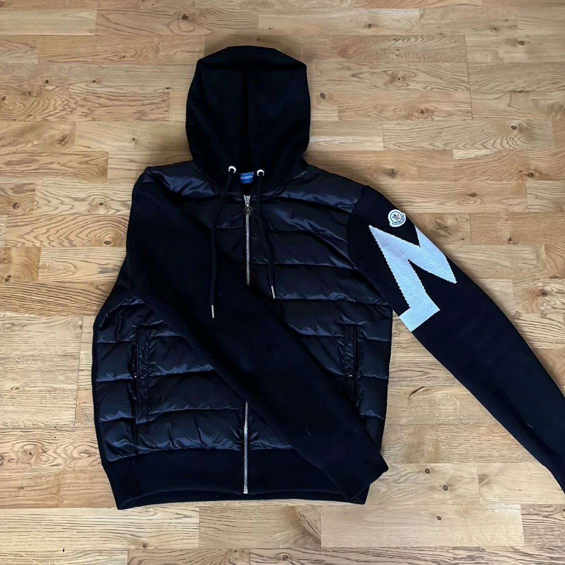 Svart pufferjacka från Moncler