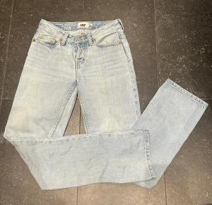 Lågmidjade jeans från 157. - Snygga lågmidjade ljusblå jeans från 157 i modellen ICON med klassisk femficksdesign och raka ben. Jeansen har normal passform och är tillverkade i slitstarkt denimtyg med silverfärgade och kopparfärgade detaljer vid fickorna. Perfekt för dig som gillar enkel och tidlös stil. Jeansen är använda fåtal gånger och har inga defekter. Storlek xxs☺️