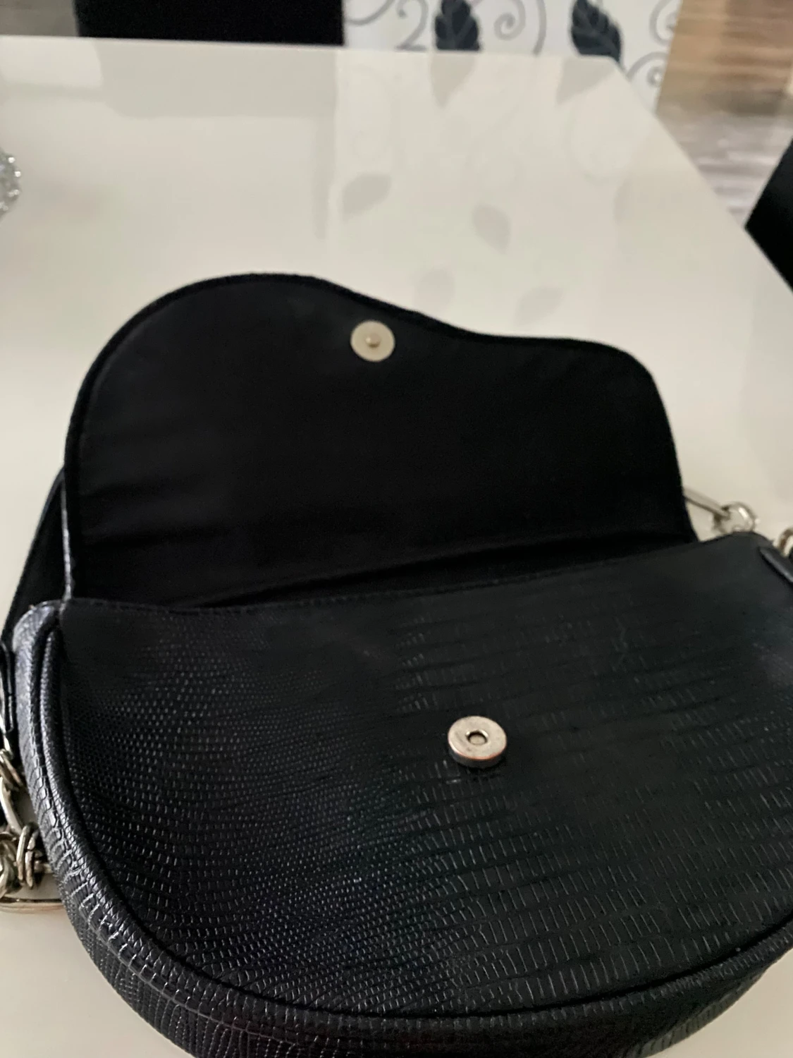 Svart axelväska med kedjedetaljer - 2