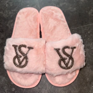Rosa fluffiga sandaler från Victoria's Secret - Dom är aldrig använda. Storlek 36-37. Bra julklapps present eller till sig själv 🩷✨