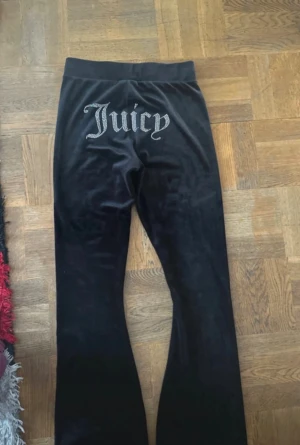 Juicy Couture - Byxor från Juicy Couture. Aldrig använd, alla stenar är på! ❤️