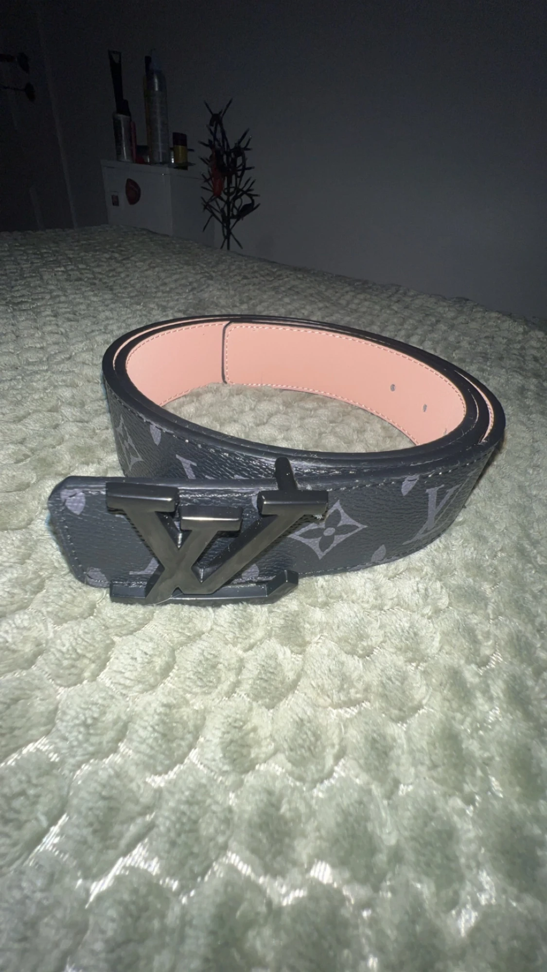 Rutigt bälte med bokstäver L och V 