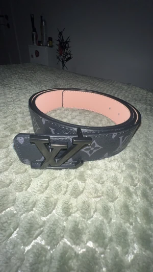 Rutigt bälte med bokstäver L och V  - Coolt bälte med rutiga mönster 