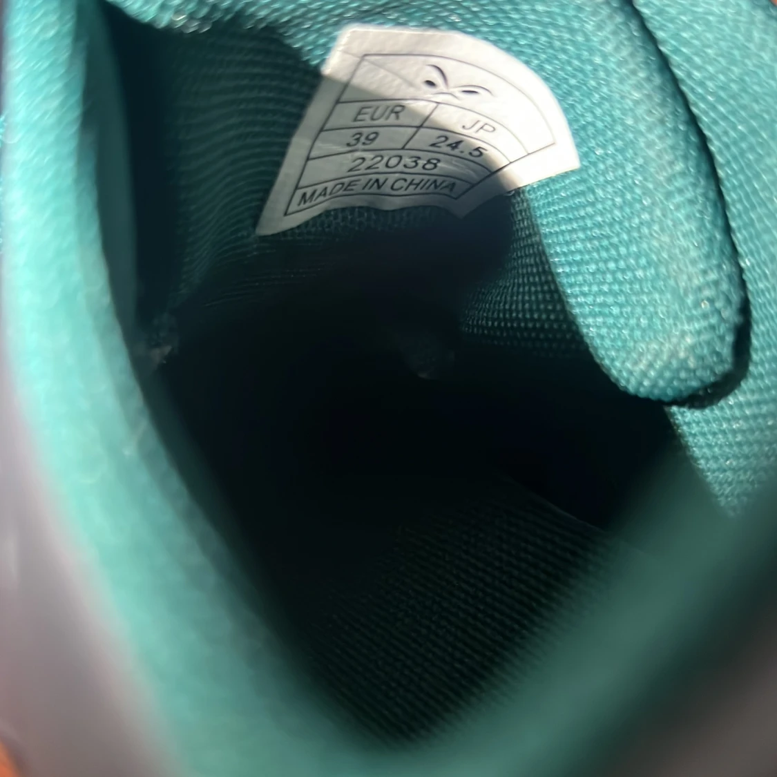 Svarta fotbollsskor med turkosa detaljer - 2