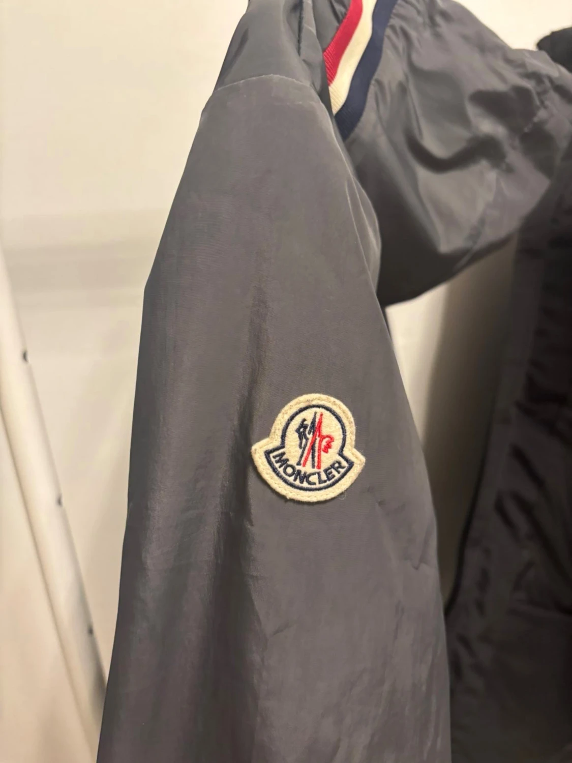 Grå vindjacka med huva och ränder - 4