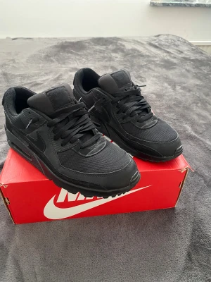 Nike air Max 90 - Hej! Säljer ett par sprillans nya Air max 90, köptes via zalando för nått år sen men ej använda alls typ. Skick 10/10 Kvitto ska finnas!!! Storlek 44-45 hör av er för mer info // 