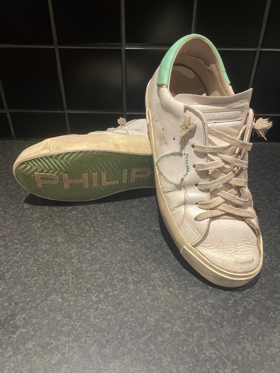 Philippe Model vita sneakers med gröna detaljer