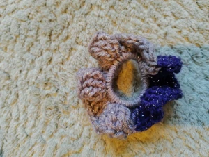 Handgjord glittrig scrunchie i lila och grått - Handgjord scrunchie med glittrigt garn i lila och grå nyanser. Virkad av mig om någon undrar 🙃🤗