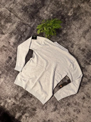 Stone Island Tröja – Storlek M 👕 - Grå färg ⚪ Stilren, bekväm och perfekt för vardag ✨ Snabb leverans 🚚💨