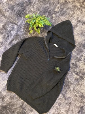 Stone Island Half Zip Hoodie – Storlek M 🧥 - Svart färg ⚫ Halvzip med huva, stilren och bekväm ✨ I fint skick och redo att användas 👌 Snabb leverans 🚚💨