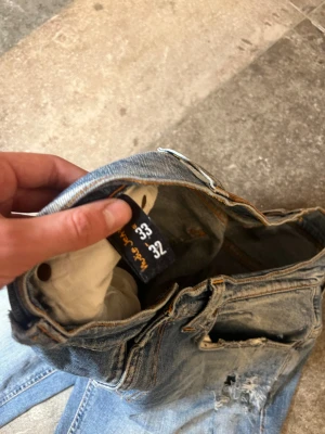 Sjuka Nudie Jeans - Tja! säljer mina riktigt sköna nudies i 33/32 men sitter lite mer som 32/32👏lagningar och slitage utöver, skriv ifall ni har frågor🫡