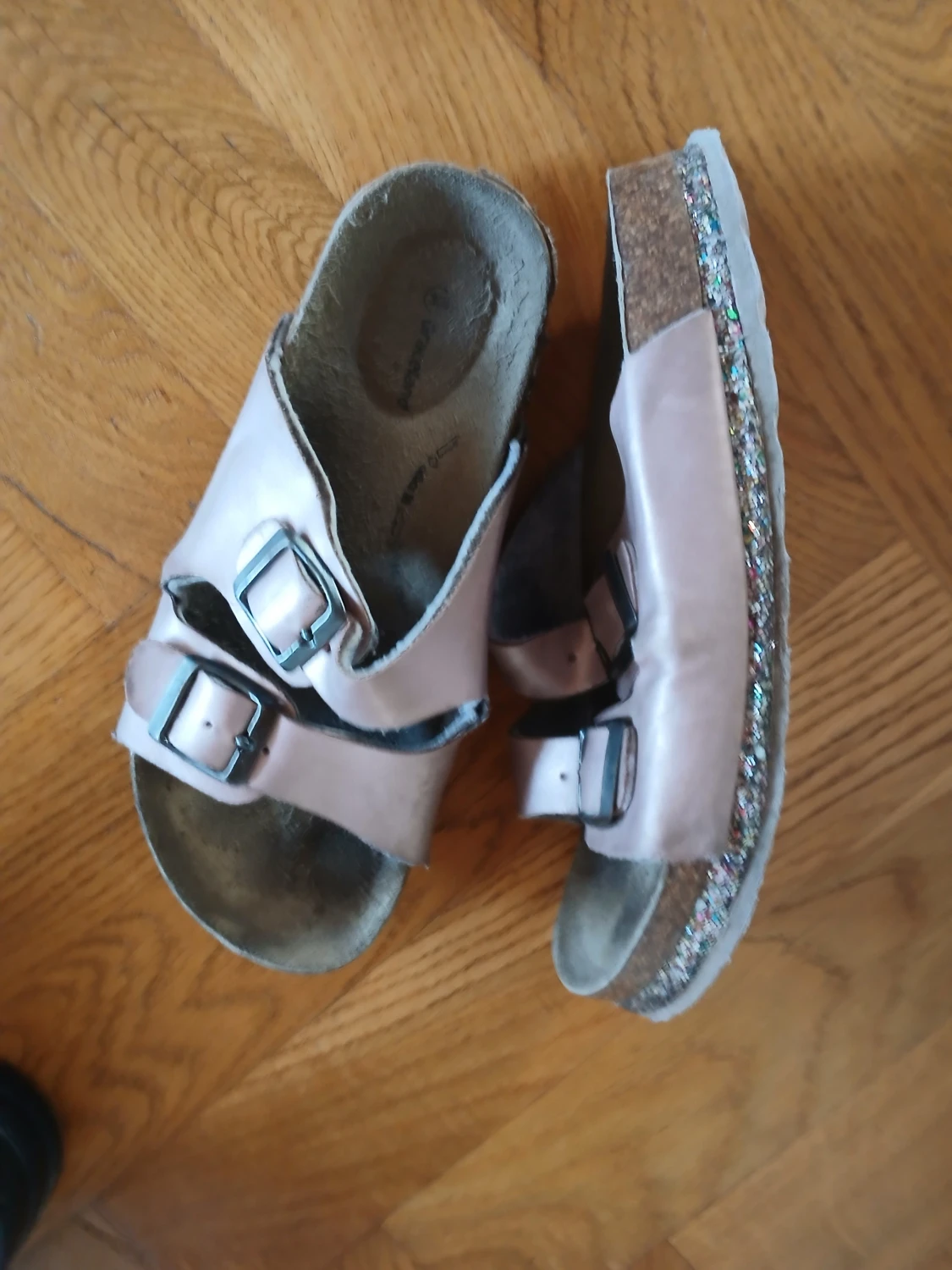 Rosa sandaler med spännen och glitter - 1