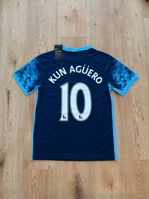 Manchester City Kun AGÜERO retro fotbollströja  - Helt oanvänd med tags kvar. Storlek small. Skriv privat för fler bilder eller vid funderingar!