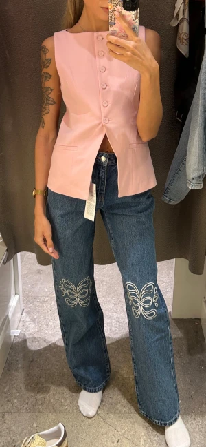 Gina Tricot blue jeans - Jeans med vida ben och broderade detaljer på benen