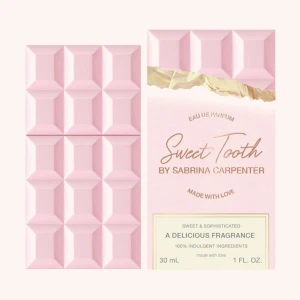 Sabrina Carpenter Sweet Tooth parfym - Inprincip full eftersom jag använt den 4 gånger totalt, inget fel på den och säljer bara för att jag använder en annan parfym! Skriv vid funderingar men priset är redan lågt med tanke på att parfymen inprincip är full så tänker inte sänka priset mycket! 🩷🩷