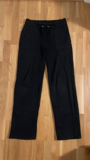 Sweatpants ”Stella Low Waist” - Ett par svarta mjukisbyxor ifrån Lager157