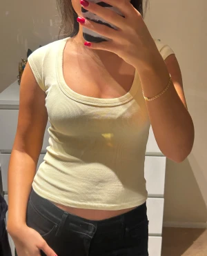 Ljusgul topp från Zara - Säljer en ljusgul ribbad topp från Zara i storlek S. Aldrig använd!!