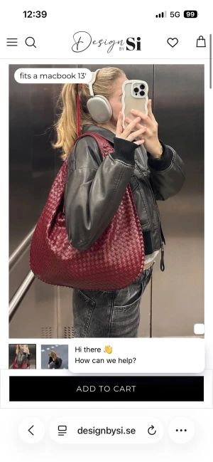 Vinröd axelväska i flätat skinn - Säljer en vinröd axelväska från Design by Si i flätat skinn. Väskan har en mjuk, rundad form och rymmer enkelt en 13-tums MacBook. Insidan har flera fack och dragkedja för smidig organisering. Perfekt för dig som vill ha en stilren och rymlig väska. Använd 1 gång