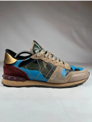 Valentino rockrunner - Feta rockrunners. Storlek 43. Skick 8,5/10. Sjukt prisvärd och nypris ligger på ca 6600 kr