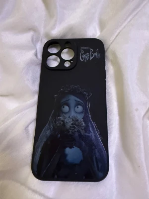 IPhone skal - Corpse bride iPhone 16 pro Max skal helt nytt ,riktigt bra kvalitet ,köpte de för 300kr nytt . De är helt oanvänt ! Kom med bud!