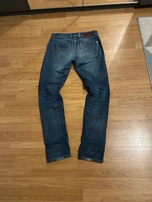Tramarossa jeans  - Riktigt snygga exklusiva Tramarossa jeans. Säljes pga att jag tyvärr känner att jag inte får tillräckligt mycket användning ut ur dem för kvaliteten på jeansen så jag säljer dem hellre. Storlek 32/33. Nypris ca 4000kr!!!!!!