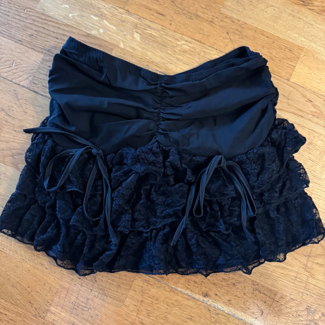 Svart volangkjol med spets och snörning S - 1