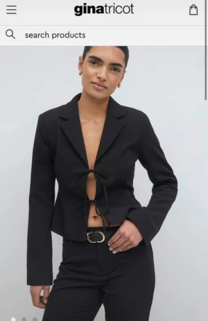 Svart kavaj🩷 - Supersnygg svart kavaj med knyte från gina!! Helt slutsåld på hemsidan 🩷prislappen finns kvar! 