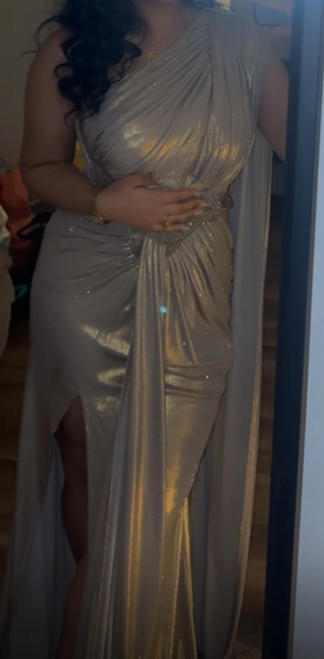 Champagnefärgad långklänning med slits - 2