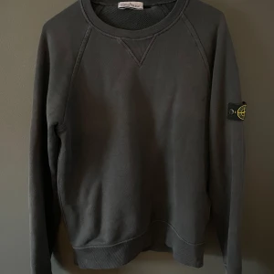 Mörkgrå sweatshirt från Stone Island - Mörkgrå sweatshirt från Stone Island Junior inga tecken på användning, köpt på nk för ungefär ett år sedan