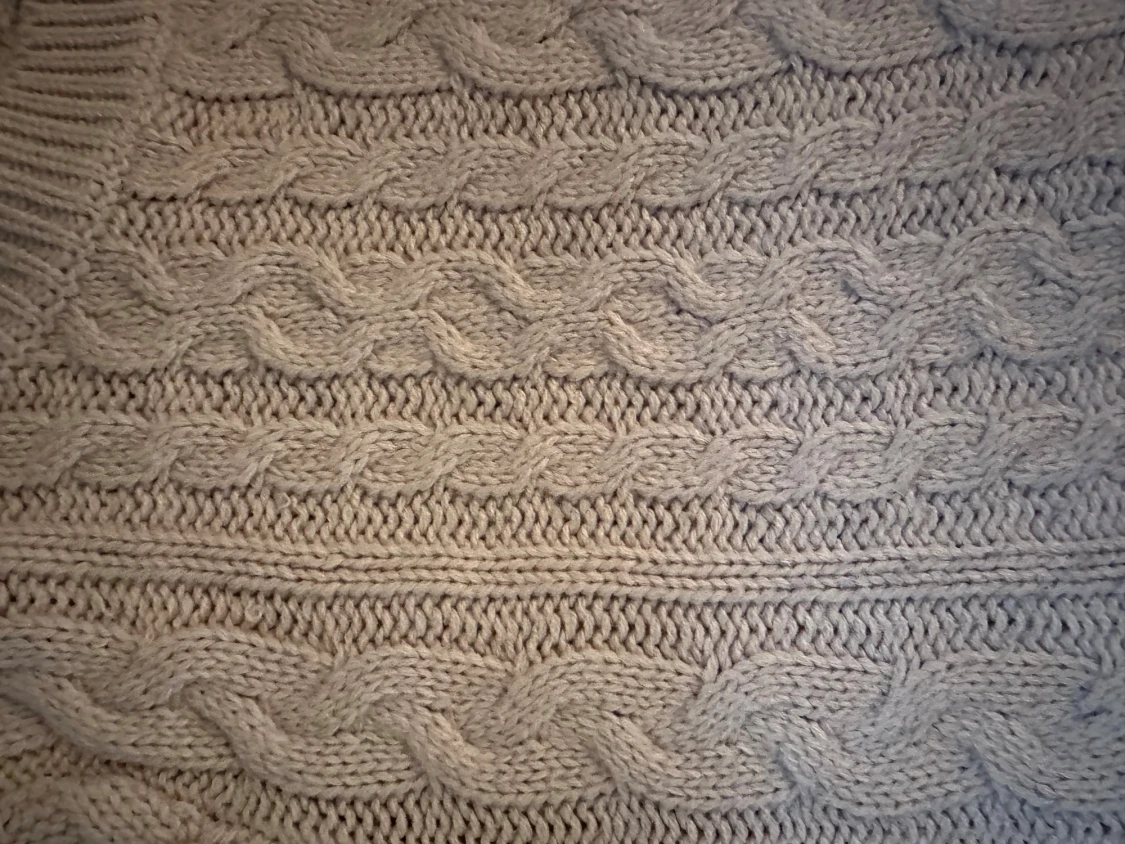 Beige stickad kabeltröja - 1