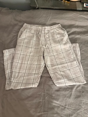 Mjukisbyxor  - Mjukisbyxor från lager🩷 Jag är 169cm om dem är lite korta så borde passa om man är 165cm eller kortare🩷