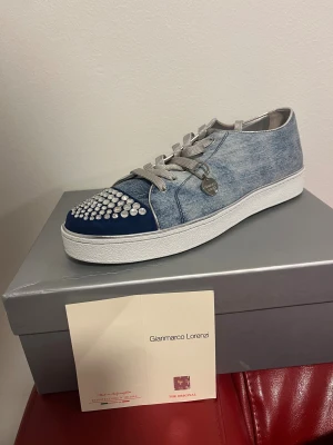 Gianmarco Lorenzi Dam Skor - ✨ Exklusiva Gianmarco Lorenzi skor – i mycket fint skick! ✨ Säljer ett par eleganta och lyxiga skor från Gianmarco Lorenzi, kända för sin italienska design och höga kvalitet. Skorna är i bra skick, väl omhändertagna och redo för en ny ägare. Ett perfekt val för dig som vill ha exklusiva designerklackar till ett riktigt bra pris.  📩 Skriv gärna om du har frågor eller vill se fler bilder! Nypris ligger på runt 2900 kr