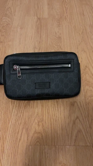 Gucci midjeväska  - Helt ny använd fåtal gånger, små skador på boxen. Pris går o diskutera vid snabb affär 