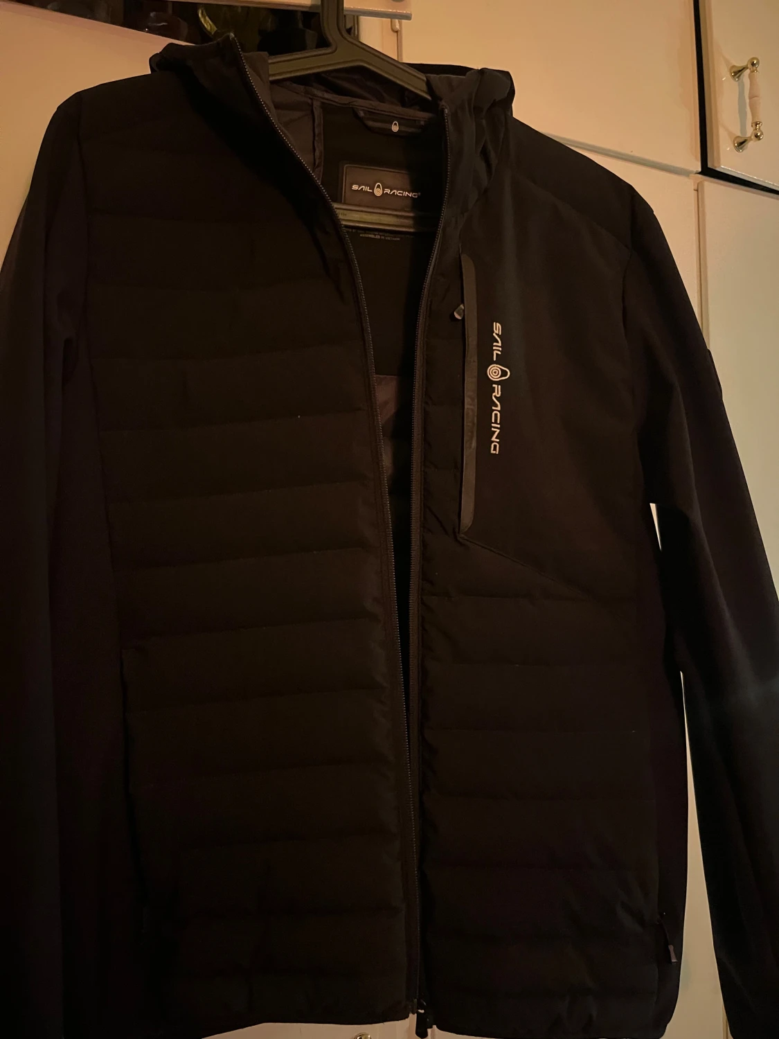 Svart pufferjacka från Sail Racing