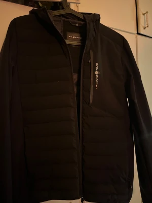Svart pufferjacka från Sail Racing - Svart sail racing jacka inga hål eller skador som ny inköpt för inte så länge sedan för 2000kr