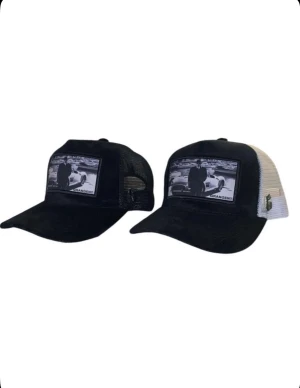 LIMITED! Grangent Kepsar – Perfekt Julklapp 🎁 - Letar du efter perfekta Julklappen?  Här är den!  🧢 SÄLJES – Grangent kepsar • 150 kr/st  Snygga och stilrena truckerkepsar med svartvit bildmotiv på fronten. Finns i två varianter: ✔️ Hel-svart ✔️ Svart front med vit mesh-bakdel  Perfekt passform, justerbar baksida och riktigt skön mesh som andas. Kepsarna är helt nya och oanvända.  💸 Pris: 150 kr/st 📍 Fraktas! 📦  Posting sker varje dag innan 20:00  Finns ett 20-Tal i lager.  Skicka DM vid intresse 