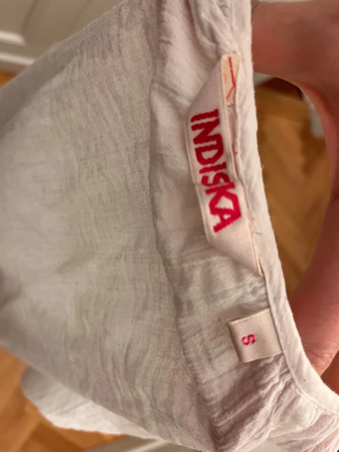 Vit blus med blå broderi från Indiska - 2