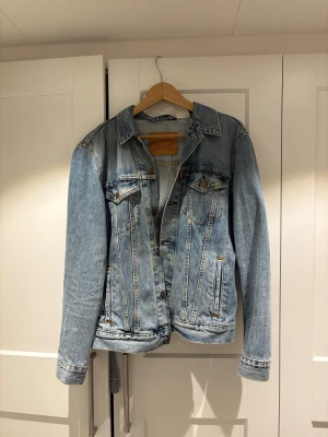 Levi's ljusblå jeansjacka  - Säljer en klassisk ljusblå jeansjacka från Levi's i storlek M. Passar xs-s om man vill ha den snyggt oversize. Jätte fin till sommaren