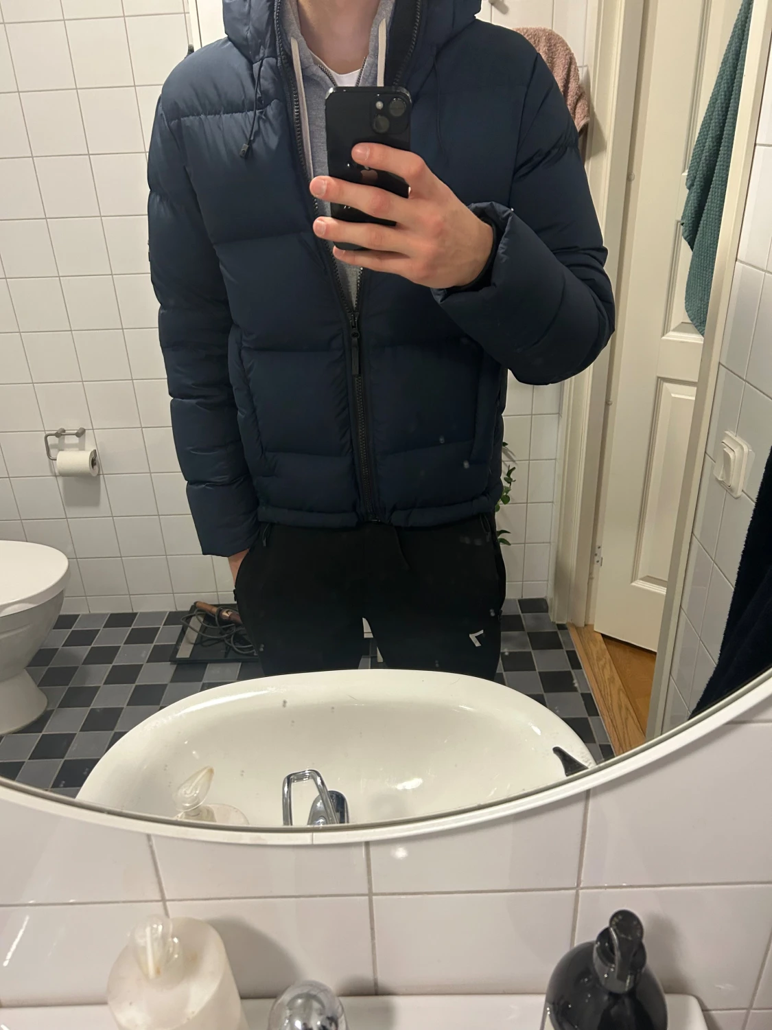 Mörkblå pufferjacka från Peak Performance